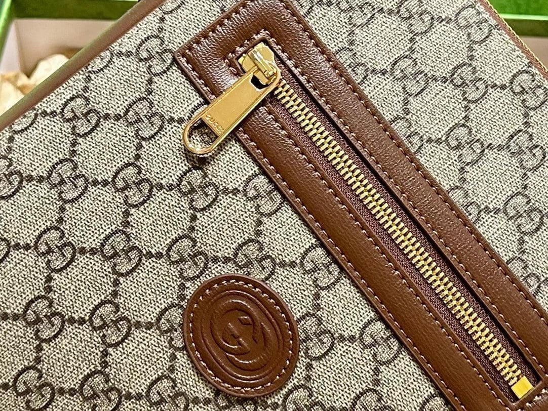 Gvc*1 Svp*me MESSENGER BAG