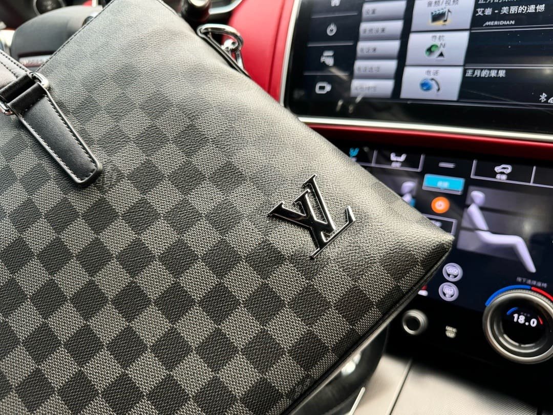 L0vis Vvtt0n briefcase