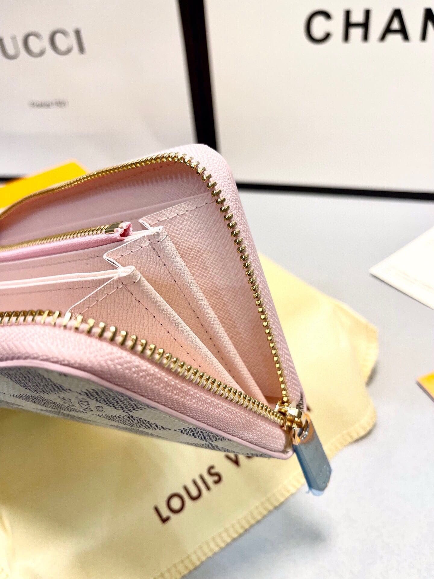 L0vis Vvtt0n N63503 Zippy Wallet