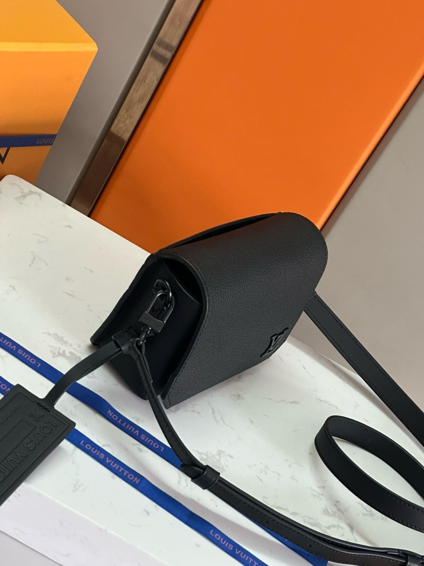 L0vis Vvtt0n M82085 Fastline Wearable Wallet