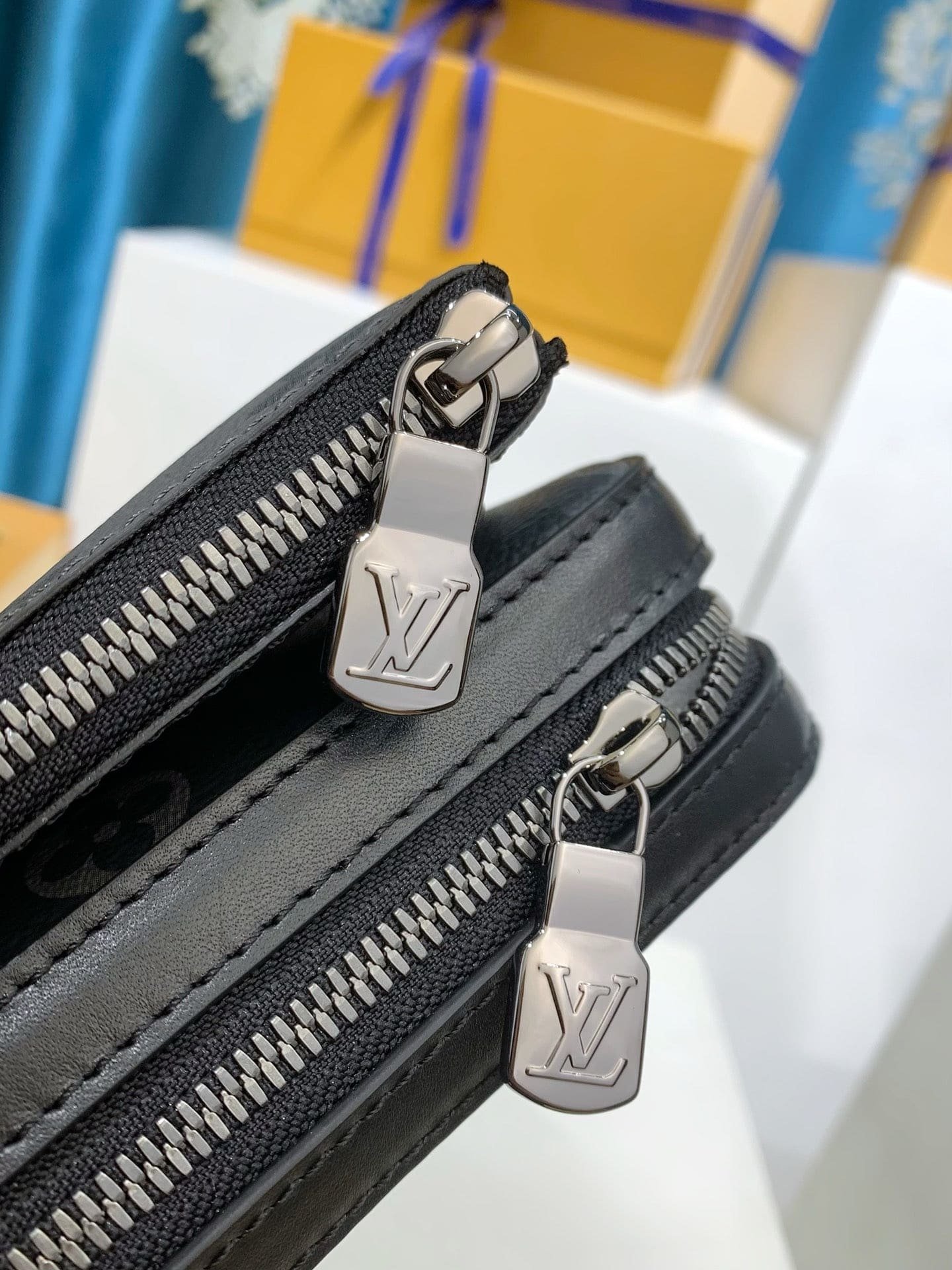 L0vis Vvtt0n M69443 Trio Messenger