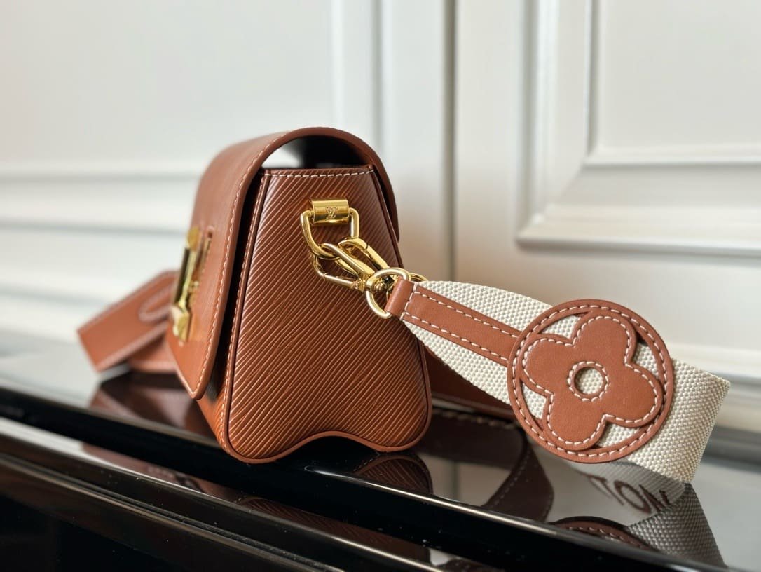 L0vis Vvtt0n M24758 TWIST Medium Handbag