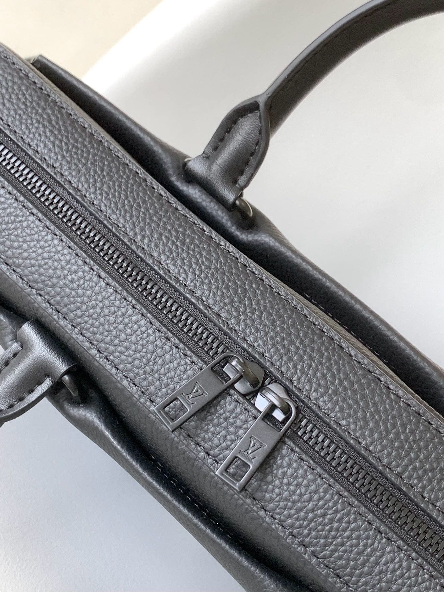 L0vis Vvtt0n M23778 PILOT Briefcase