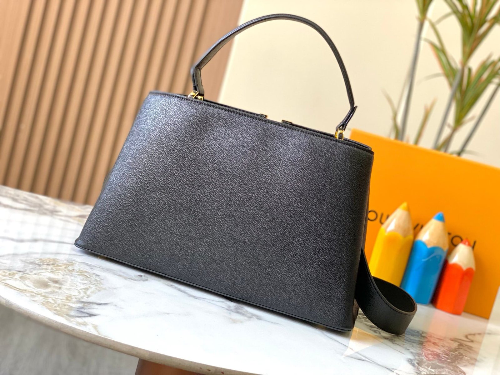 L0vis Vvtt0n M24607 Large CAPUCINES SOUPLE BAG