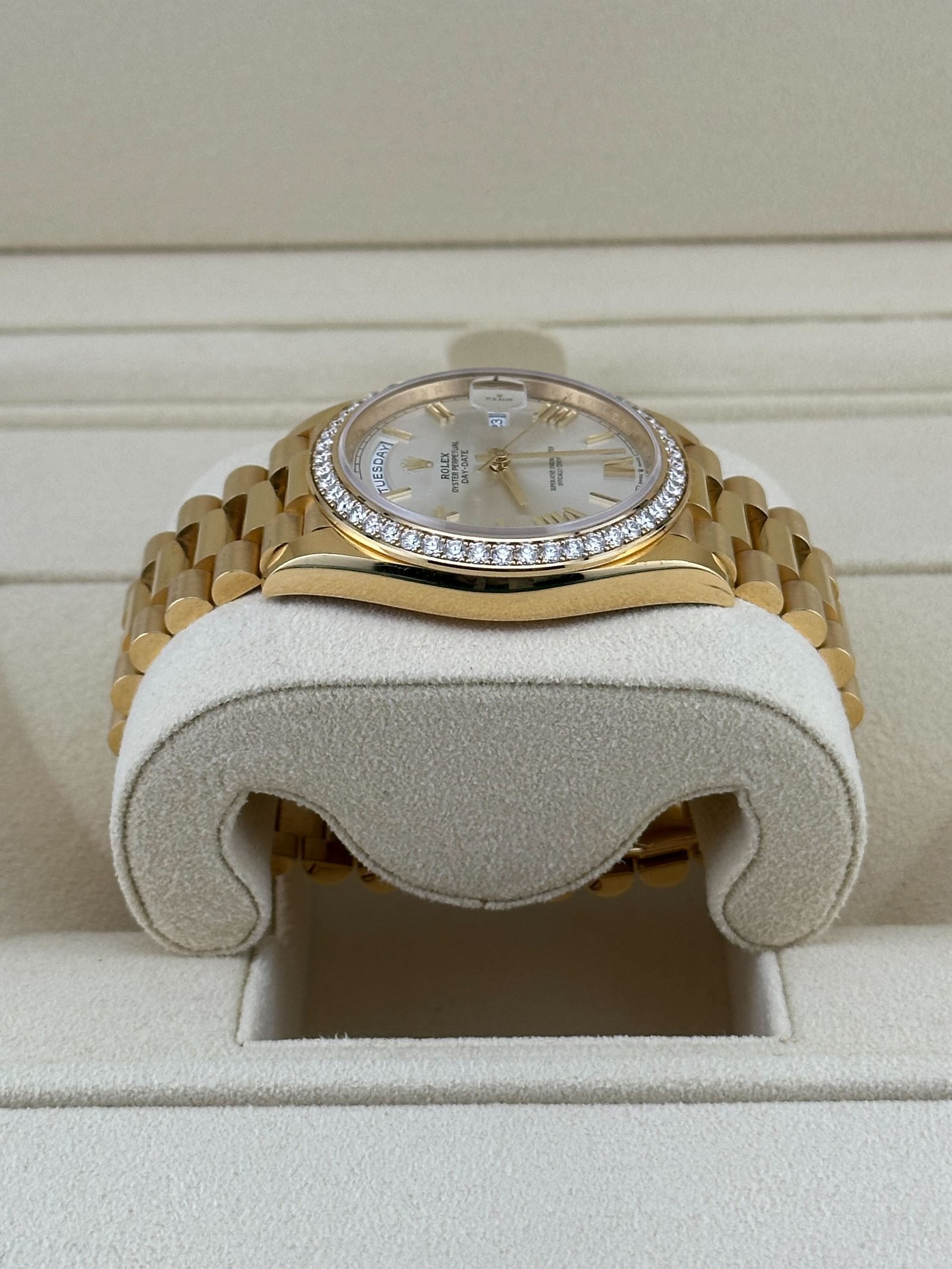 R01ex Day-Date 40 228348RBR Yellow Gold D1am0nd Bezel Silver Dial (2021)