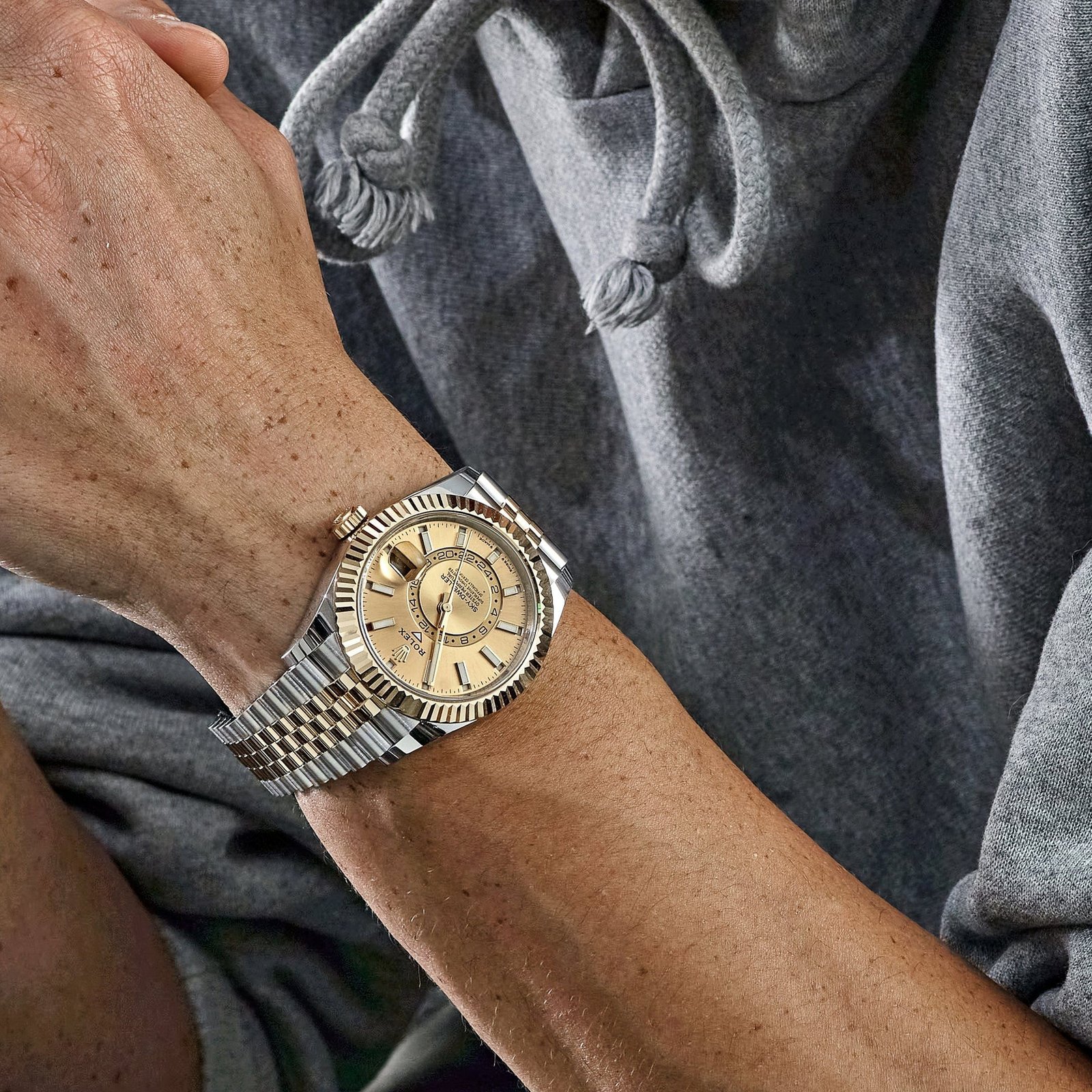 R01ex Sky-Dweller 336933 Stainless Steel Yellow Gold Jubilee Champagne Dial (2024)